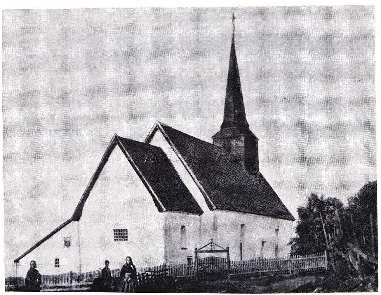 Slik såg kyrkja ut fram til 1880, med tårn. Men framleis nnest
altertavle og alterbord frå 1692. Døypefont og preikestol frå
middelalderen i dagens kyrkje.