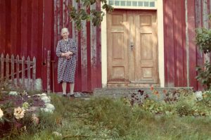 Maria på sine eldre dager foran hovedbygningen.