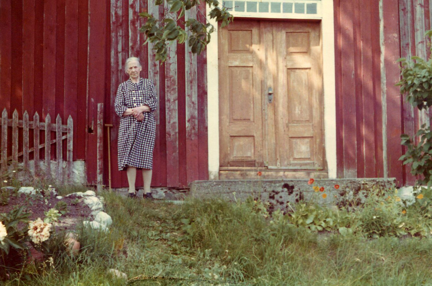 Maria på sine eldre dager foran hovedbygningen.